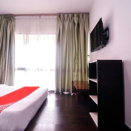 Oyo 1119 Memoire Express Hotel 쿠칭 외부 사진