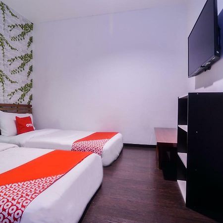 Oyo 1119 Memoire Express Hotel 쿠칭 외부 사진
