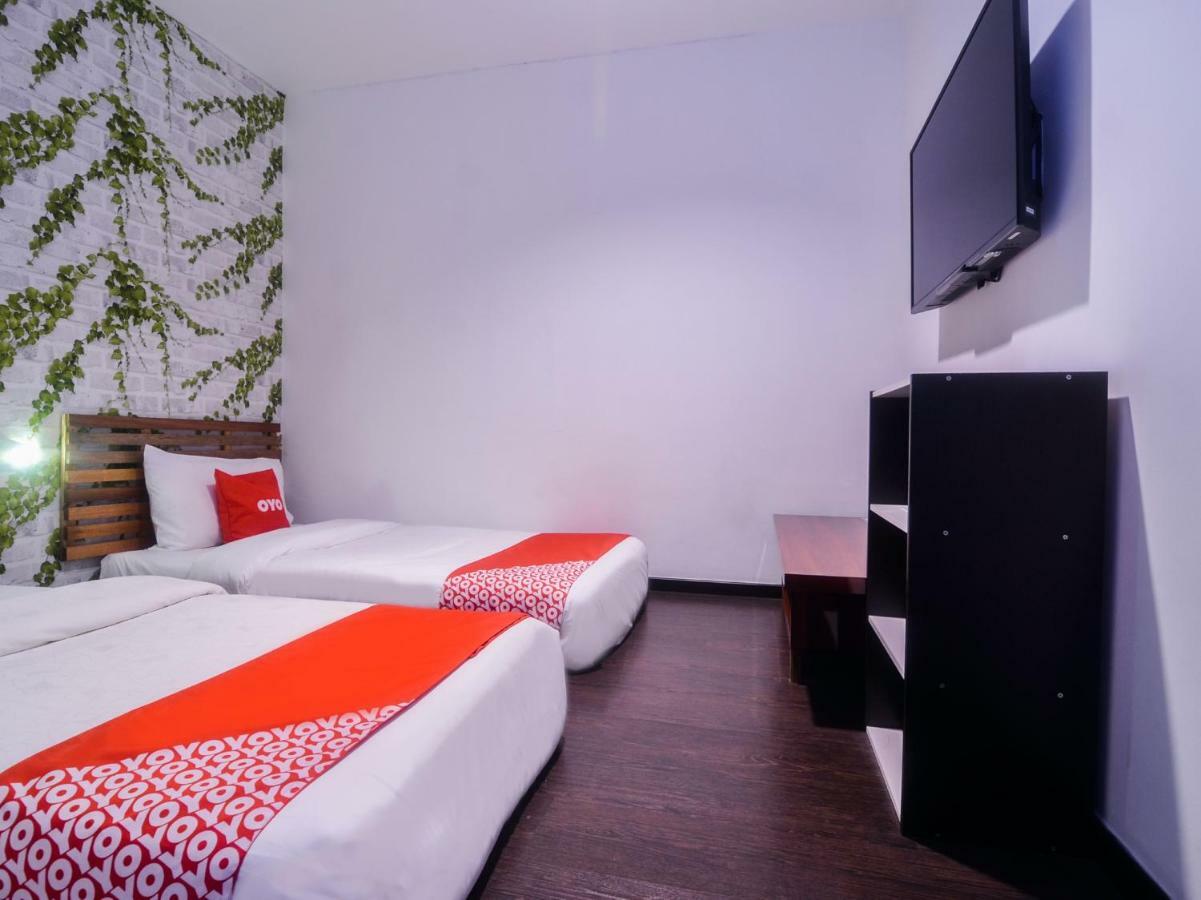 Oyo 1119 Memoire Express Hotel 쿠칭 외부 사진
