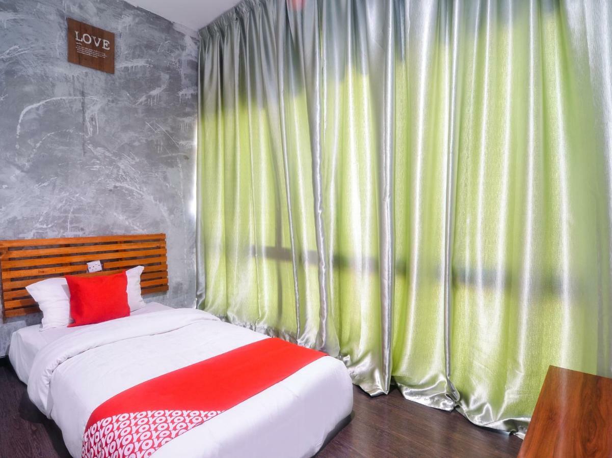 Oyo 1119 Memoire Express Hotel 쿠칭 외부 사진