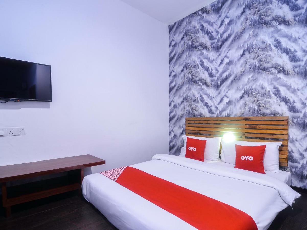 Oyo 1119 Memoire Express Hotel 쿠칭 외부 사진